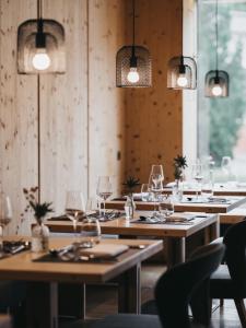 Restaurace v ubytování VAYA Galtür Paznaun inklusive Silvretta Card Premium im Sommer
