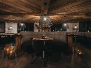Restaurace v ubytování VAYA Galtür Paznaun inklusive Silvretta Card Premium im Sommer