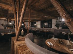 Restaurace v ubytování VAYA Galtür Paznaun inklusive Silvretta Card Premium im Sommer