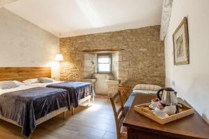 Posteľ alebo postele v izbe v ubytovaní MASÍA CAN GRAU habitaciones con desayuno inlcuido + 37 fotografií