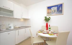 Kuchyňa alebo kuchynka v ubytovaní Apartmani Mila Brela