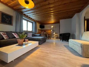ein Wohnzimmer mit einem Sofa und einem Tisch in der Unterkunft Gästehaus Johannes in Niedernsill