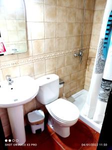 een badkamer met een toilet, een wastafel en een douche bij Numero28,Casa Tilama in Uga