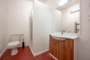ein Badezimmer mit einem weißen WC und einem Waschbecken in der Unterkunft **APPARTEMENT PROCHE GARE ET MARCHE DE TOULON** in Toulon