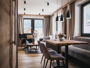 Posezení v ubytování VAYA Galtür Paznaun inklusive Silvretta Card Premium im Sommer