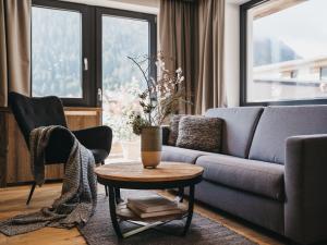 Posezení v ubytování VAYA Galtür Paznaun inklusive Silvretta Card Premium im Sommer