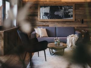 Posezení v ubytování VAYA Galtür Paznaun inklusive Silvretta Card Premium im Sommer