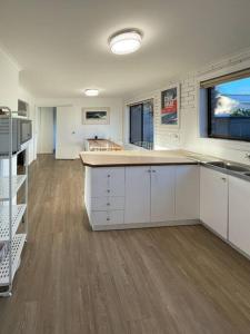 A kitchen or kitchenette at Island Retreat in Cape Woolamai