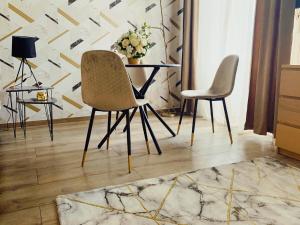 Posedenie v ubytovaní Marble
