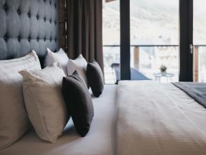 Postel nebo postele na pokoji v ubytování VAYA Galtür Paznaun inklusive Silvretta Card Premium im Sommer