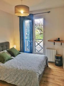 1 dormitorio con cama y ventana grande en Affaire - Idéal pour séjour 7/14/29 nuits, en Lagny