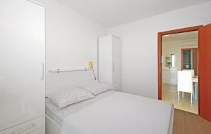 Posteľ alebo postele v izbe v ubytovaní Apartmani Mila Brela