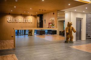 eine Lobby eines Hotels mit einer Bärenstatue in der Unterkunft Ursuletul Predeal in Predeal