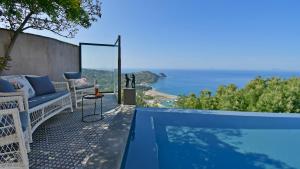een zwembad met uitzicht op de oceaan bij VILLA LA VISTA 6&2, Emma Villas in Capo dʼOrlando