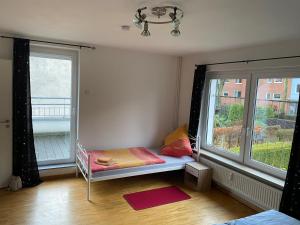 フレンスブルクにあるMöwe Williのベッド1台と窓2つが備わる小さな客室です。