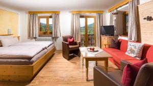 拉姆紹的住宿－Kainzierlhof Ferienwohnung，酒店客房设有床和客厅。