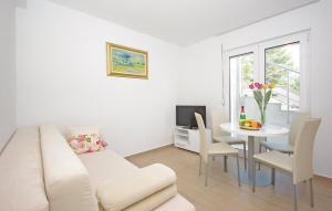 布雷拉的住宿－Apartmani Mila Brela，白色的客厅配有白色的沙发和桌子