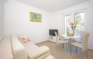 Televízia a/alebo spoločenská miestnosť v ubytovaní Apartmani Mila Brela