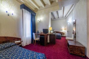 威尼斯的住宿－卡迪坎普酒店，酒店客房配有一张床和一张带电脑的书桌