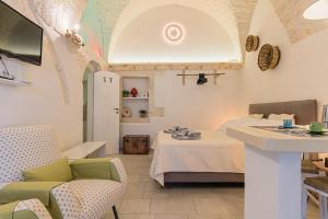 A seating area at Le Piccole Case Bianche