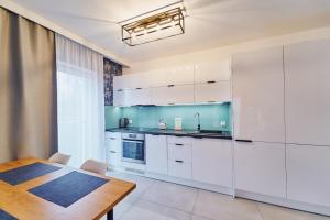 Kuchyňa alebo kuchynka v ubytovaní LAGUNA Apartament Polanica Residence 48