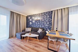 sala de estar con sofá y mesa en LAGUNA Apartament Polanica Residence 48, en Polanica-Zdrój