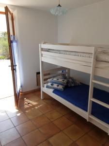 1 Schlafzimmer mit 2 Etagenbetten in einem Zimmer in der Unterkunft Villa Soleil en Provence in Villedieu