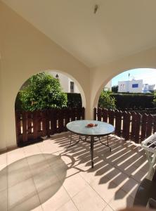 Un patio con una mesa y una valla en Abitare cosy apartment, en Pafos