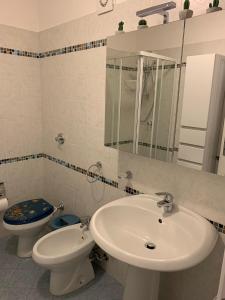 Kúpeľňa v ubytovaní Apartment with terraces and private Jacuzzi - San Vito 400m from beach