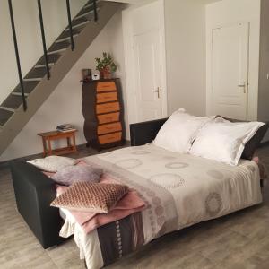 um quarto com uma cama e uma escada em Sur la route de champ colin em Saint-Denis-lès-Rebais