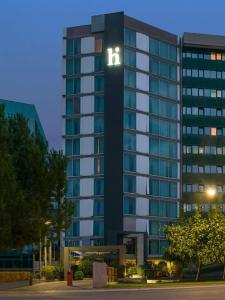 a tall building with the letter h on it at Hi Hotel Bari in Bari