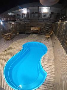 una gran piscina azul en el medio de una habitación en HOTEL POUSADA DAS ROSAS, en Carolina