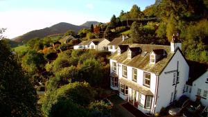 una vista aérea de una casa en una colina en Fern Howe Guest House en Keswick