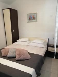 Posteľ alebo postele v izbe v ubytovaní Holiday apartment in Privlaka with sea view, terrace, air conditioning, WiFi 3591-3