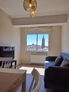 萨拉戈萨EchegarayPlace的可以看到建筑物景观的客厅