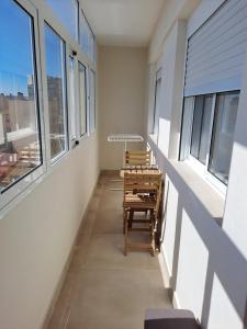 un balcone con sedie e finestre in un edificio di EchegarayPlace a Saragozza
