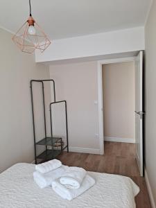 1 dormitorio con 1 cama con 2 toallas en EchegarayPlace, en Zaragoza