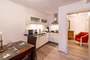 Kuchyň nebo kuchyňský kout v ubytování Das Landhaus Apartments Prägant