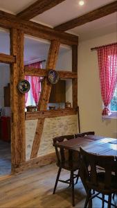 una sala da pranzo con tavolo e sedie in legno di Au repos des vignes, chambres d'hôtes a Rosheim
