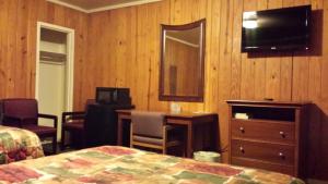 Televízia a/alebo spoločenská miestnosť v ubytovaní Texas Inn Motel