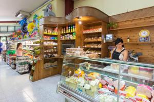 Supermarket nebo jiné obchody v  apartmánu nebo okolí