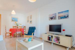 Televízia a/alebo spoločenská miestnosť v ubytovaní Apartamentos Rotonda