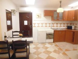 cocina con mesa y sillas en una habitación en Apartment Moka Central Square en Zadar