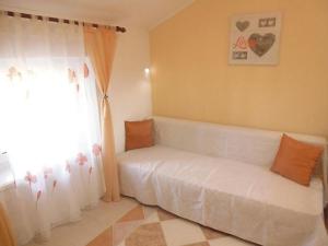 1 dormitorio con cama blanca y ventana en Apartment Moka Central Square en Zadar