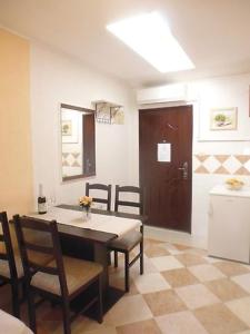 comedor con mesa, sillas y puerta en Apartment Moka Central Square en Zadar