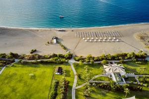 una vista aérea de una playa con un montón de mesas y sillas en TUI BLUE Tropical, en Dalaman