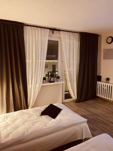 1 dormitorio con cama blanca frente a una ventana en 03 Gdynia Centrum - Apartament Mieszkanie dla 2 os en Gdynia