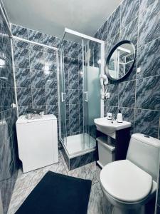 y baño con aseo, ducha y lavamanos. en 03 Gdynia Centrum - Apartament Mieszkanie dla 2 os en Gdynia