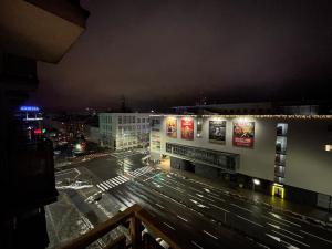 - Vistas a una calle de la ciudad por la noche en 03 Gdynia Centrum - Apartament Mieszkanie dla 2 os en Gdynia
