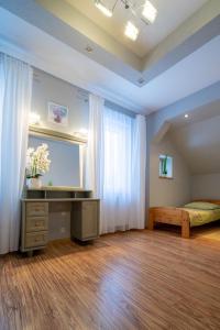 シフィエラドゥフ・ズドルイにあるWilla Monikaのデスク、ベッド、窓が備わる客室です。